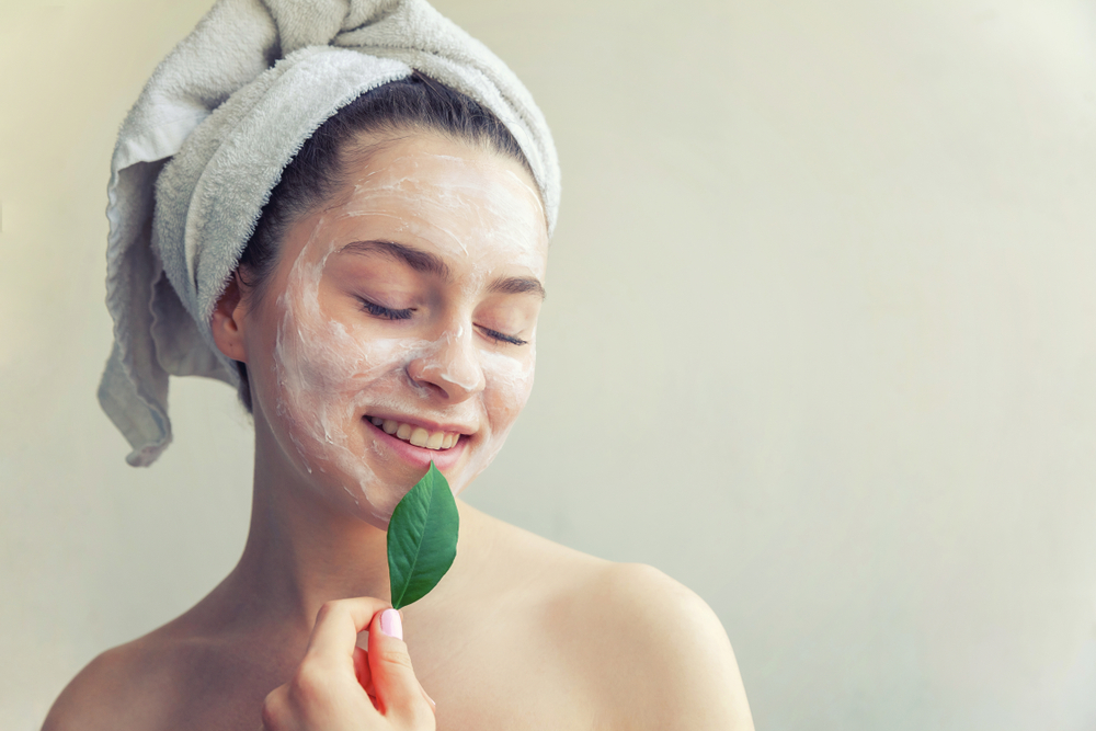 Nettoyer le visage avec des produits naturels